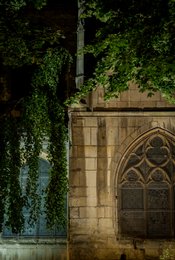 5th-arrondissement;-Ashlar-stone;-Bell-tower;-Church-of-Saint-Médard;-Close-up-view;-Flamboyant-Gothic;-France;-Gothic-architecture;-Historic-monument;-Ivy;-Kaleidos;-Kaleidos-images;-La-parole-à-limage;-Mouffetard-district;-Night;-Paris;-Places-of-worship;-Religious-heritage;-Rue-Mouffetard;-Spire;-Stained-glass;-Stories-Pictures;-Tarek-Charara;-Tendrils;-Vegetation